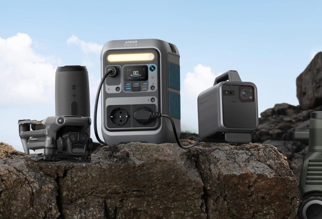 Tragbare Powerstation versorgt Drohne, Lautsprecher und Action Cam auf Felsen