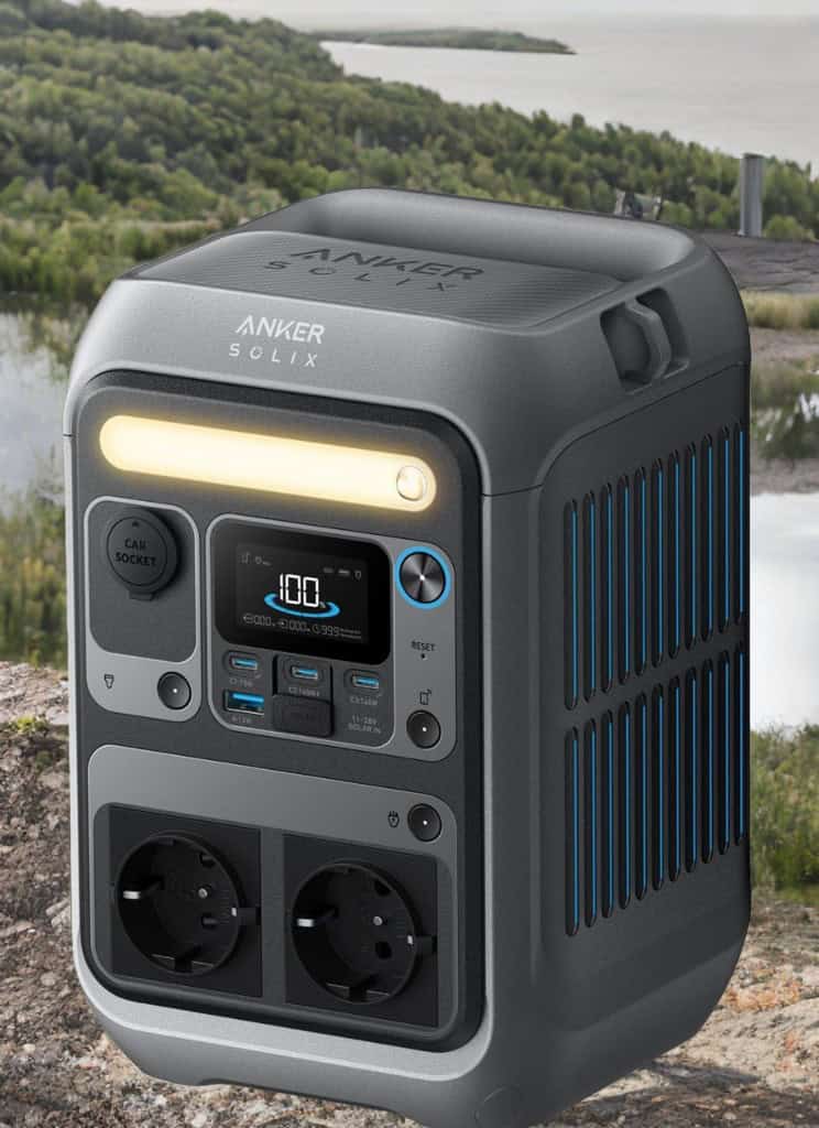 Anker SOLIX C300 Powerstation mit beleuchteter LED-Anzeige vor Seenlandschaft