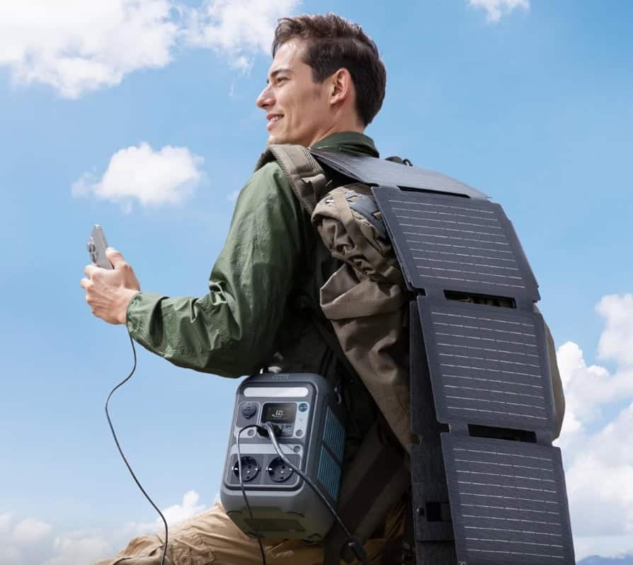 Mann trägt Anker SOLIX C300 und Solarpanel im Rucksack