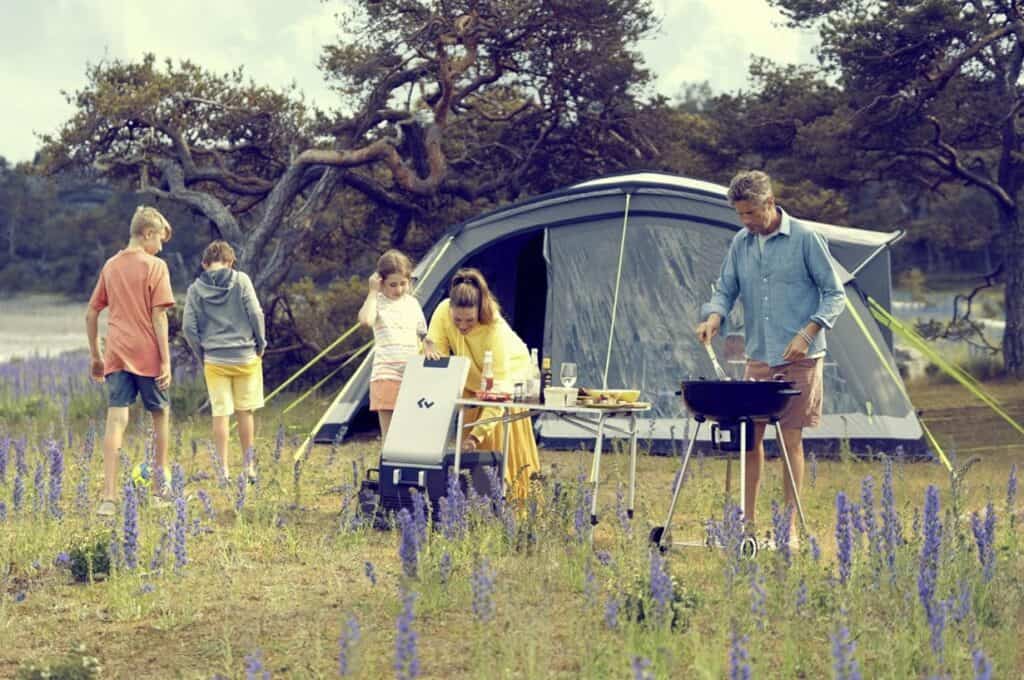 Familie beim Camping mit Dometic CFX3 Kühlbox, Zelt und Grill