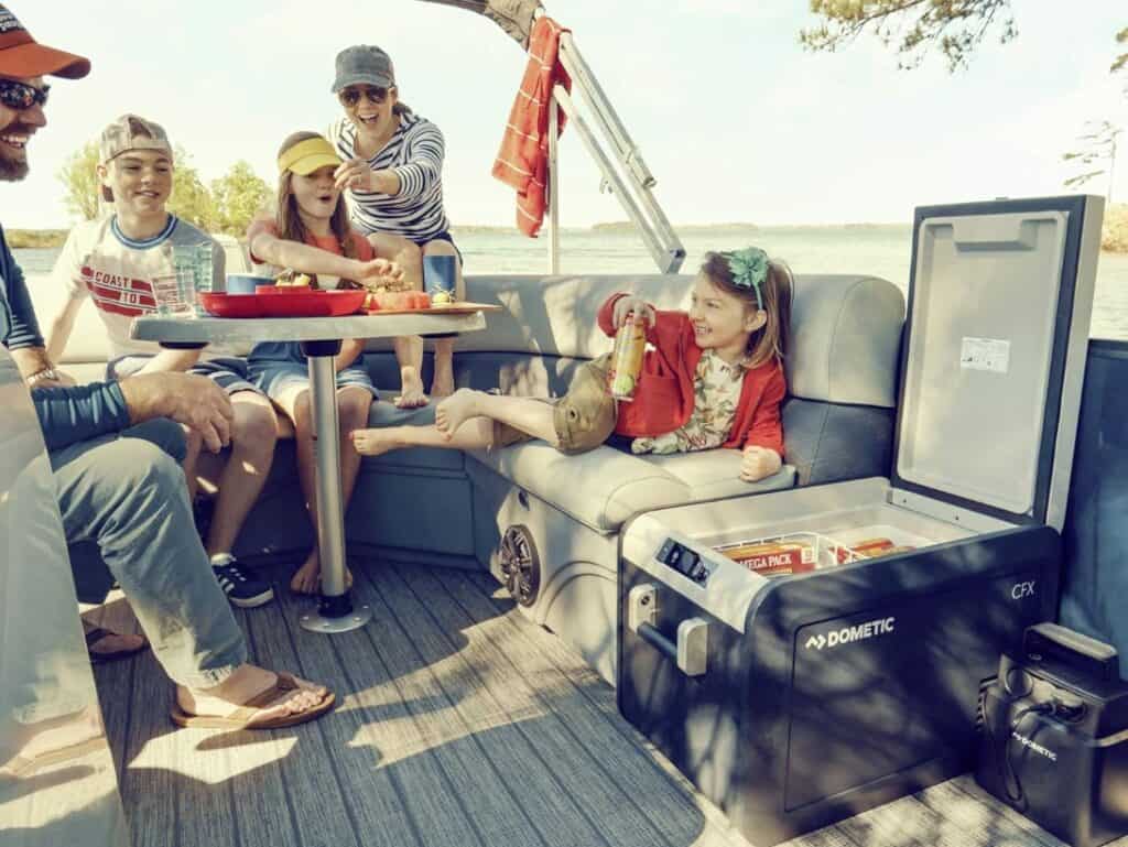 Familie auf Boot mit geöffneter Dometic CFX3 Kühlbox