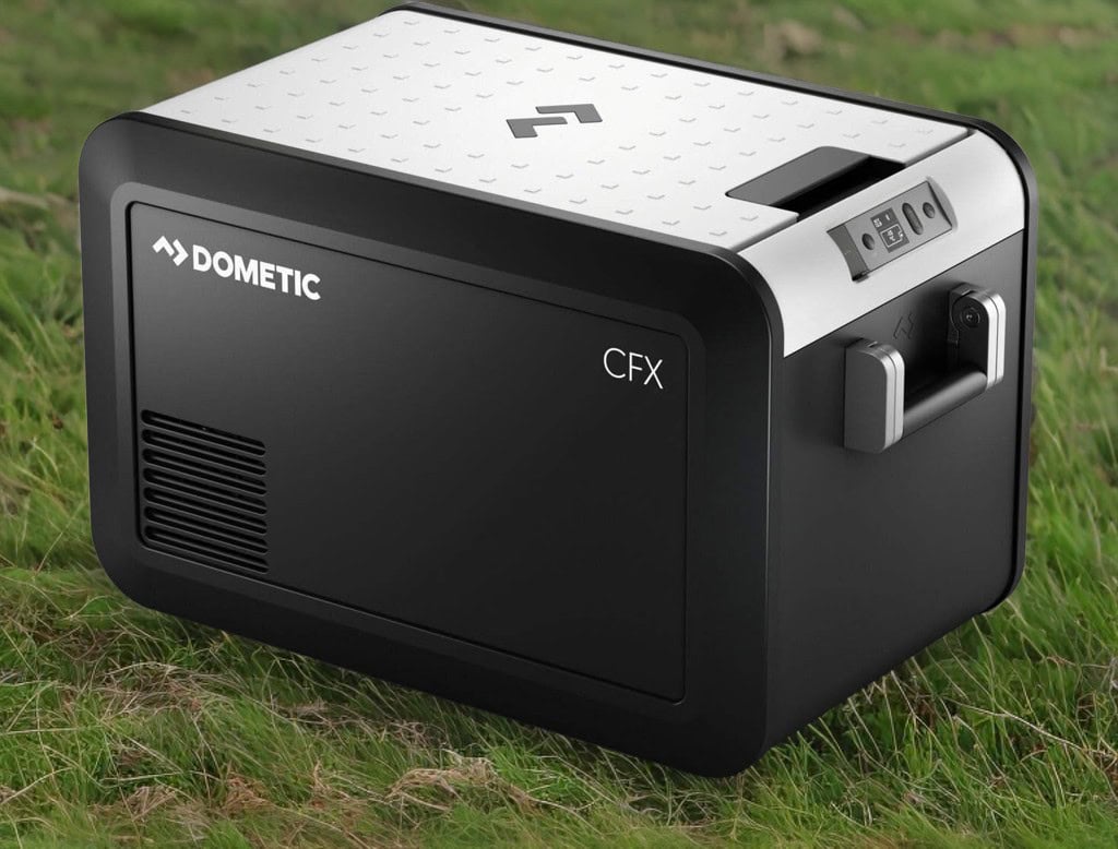 Dometic CFX3 35 Kompressor Kühlbox geschlossen auf Rasen