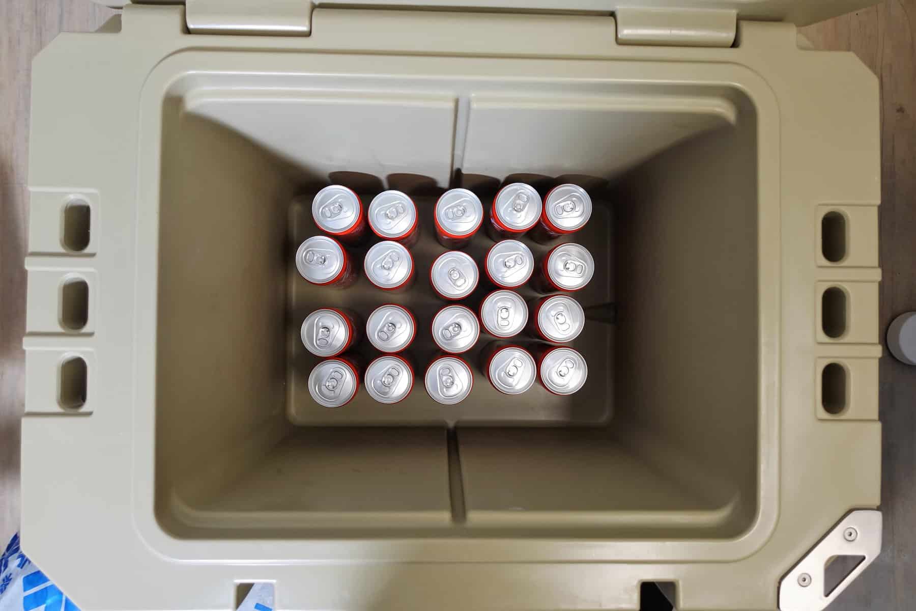 Passive Kühlbox mit Dosen befüllt
