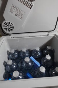 Test der Beladung bei der Severin KB 2923 mit 1 Liter Flaschen