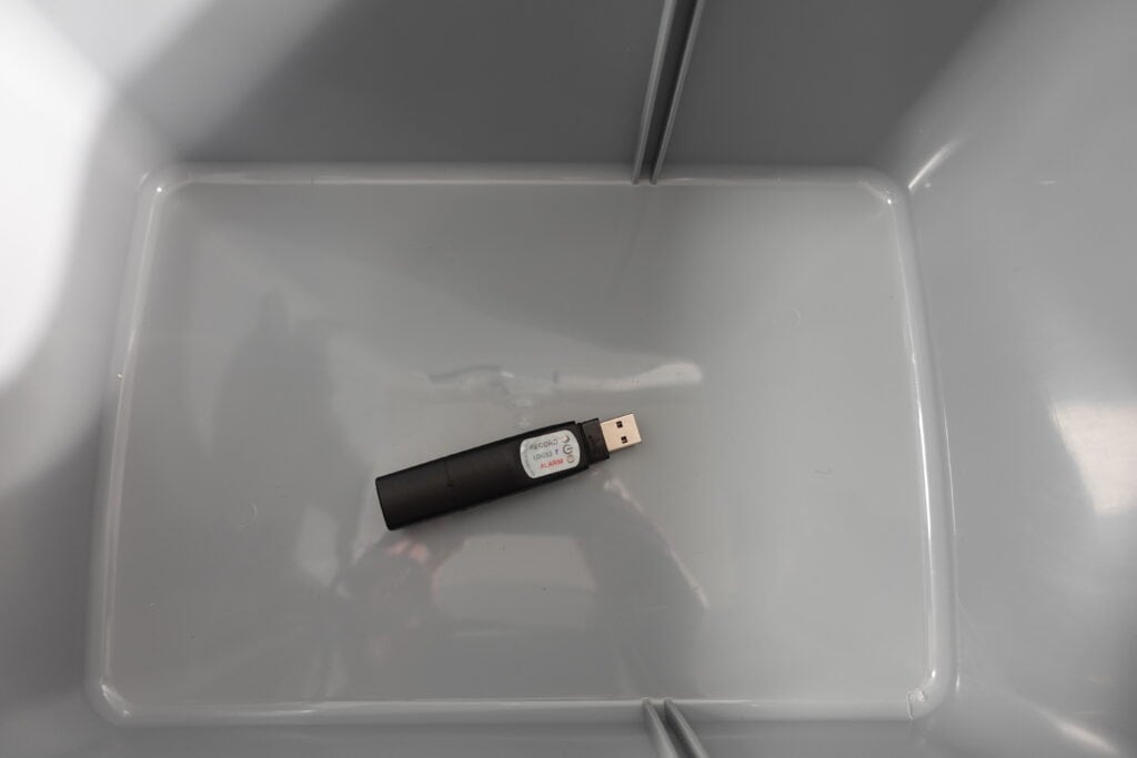 Ein Temperaturlogger wird in die Severin KB 2923 Kühlbox gelegt