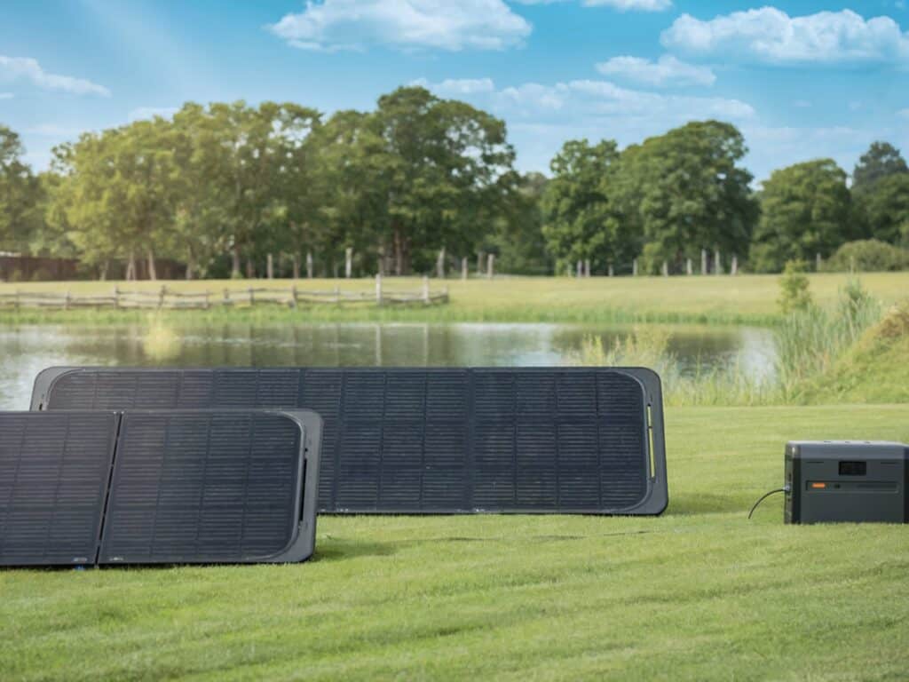 Faltbare Solarpanels an Powerstation beim Camping