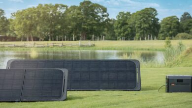 Faltbare Solarpanels an Powerstation beim Camping