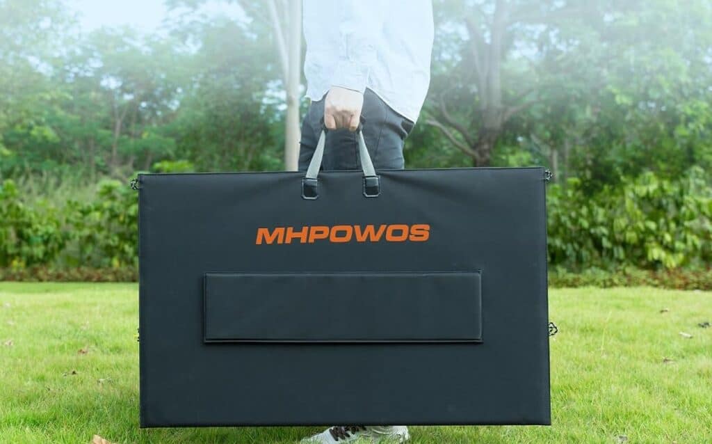 Person trägt zusammengefaltetes MHPOWOS Solarmodul in schwarzer Transporttasche