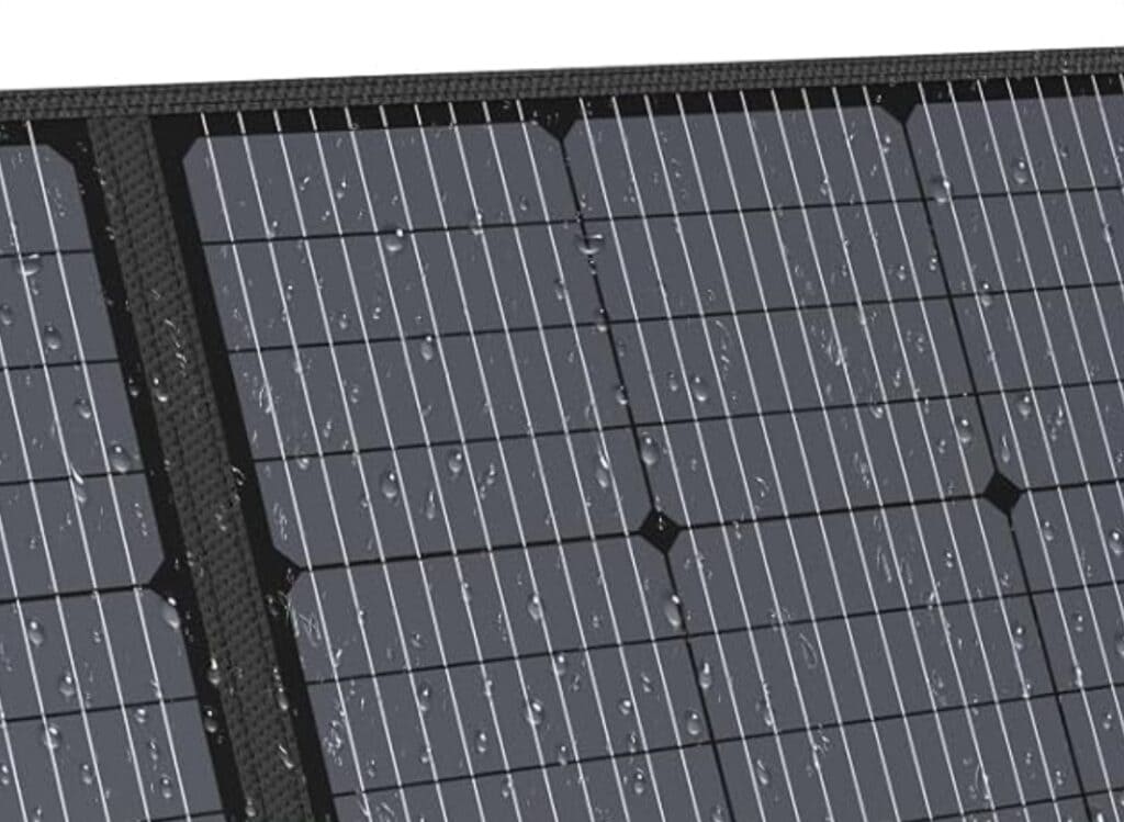Nahaufnahme monokristalliner Solarzellen mit Regentropfen auf der Oberfläche