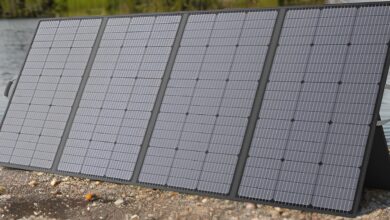 MHPOWOS 400W faltbares Solarmodul aufgestellt am Kiesstrand mit Wasser im Hintergrund
