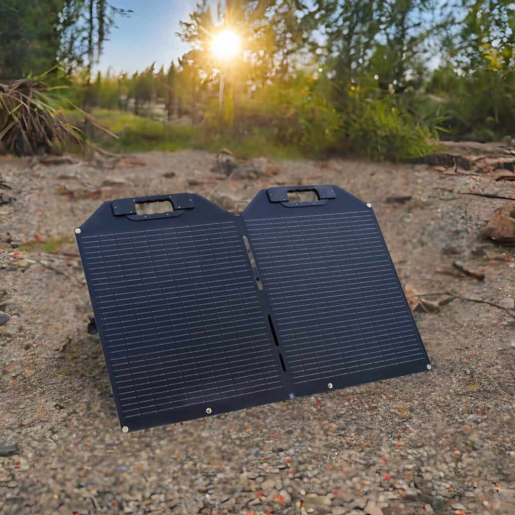 Zwei aufgeklappte Maentum Solarpanels auf steinigem Boden bei strahlendem Sonnenlicht