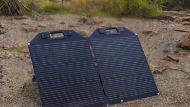 Zwei aufgeklappte Maentum Solarpanels auf steinigem Boden bei strahlendem Sonnenlicht