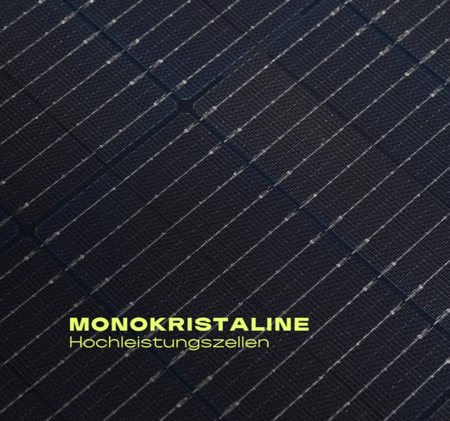 Close-up von monokristallinen Hochleistungs-Solarzellen mit regelmäßigem Zellmuster