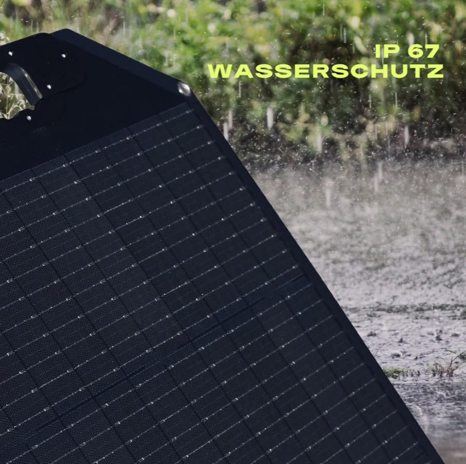 Solarpanel mit Wassertropfen und IP67 Wasserschutz Kennzeichnung auf schwarzer Oberfläche
