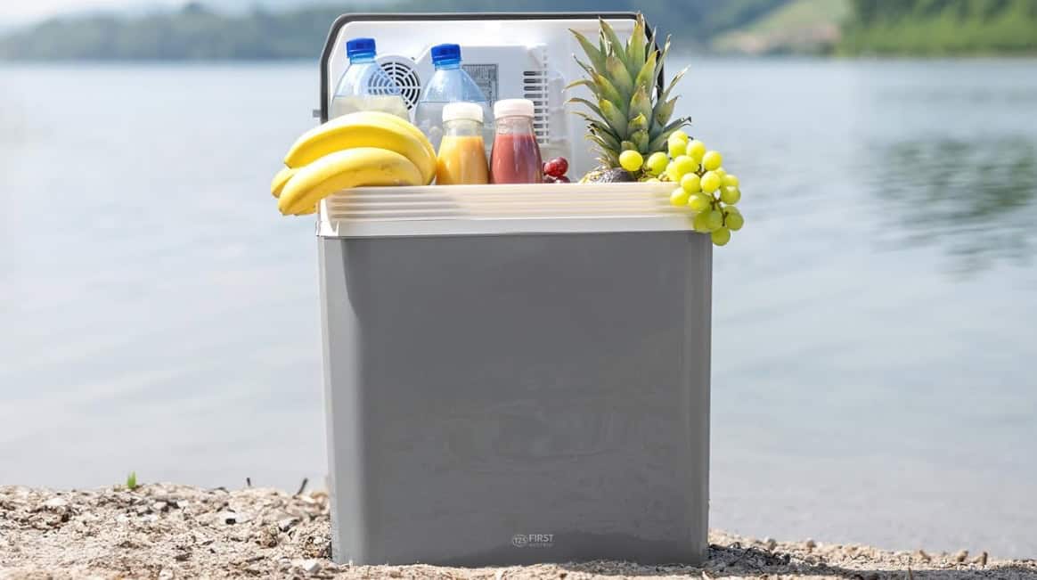 Kühlbox mit stabilem Tragegriff, sicherer Stand und Autoanschluss mit 12V Stecker