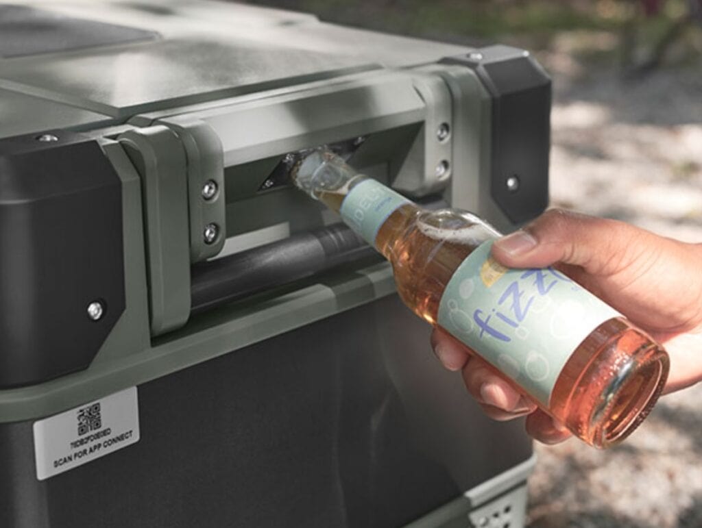 Praktischer Flaschenöffner an der Kühlbox - durchdachte Details für den Outdoor-Einsatz