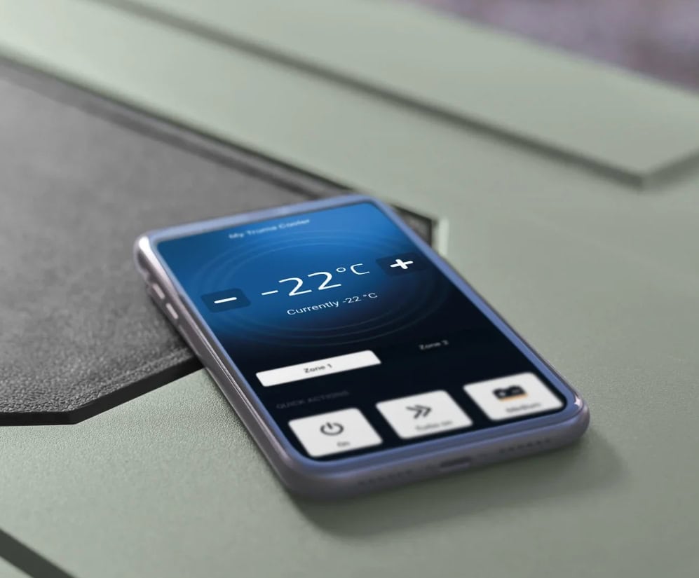 Smartphone mit Kühlbox-App zur intelligenten Temperatursteuerung
