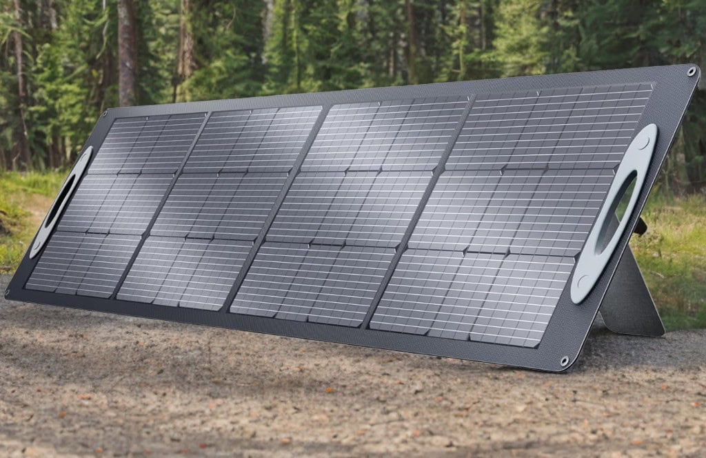 Aufgestelltes faltbares Solarpanel mit Standfüßen in Waldlichtung
