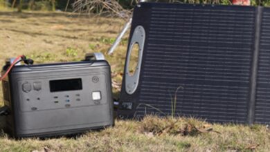 Powerstation mit angeschlossenem Solarpanel auf Wiese bei Outdoor-Einsatz