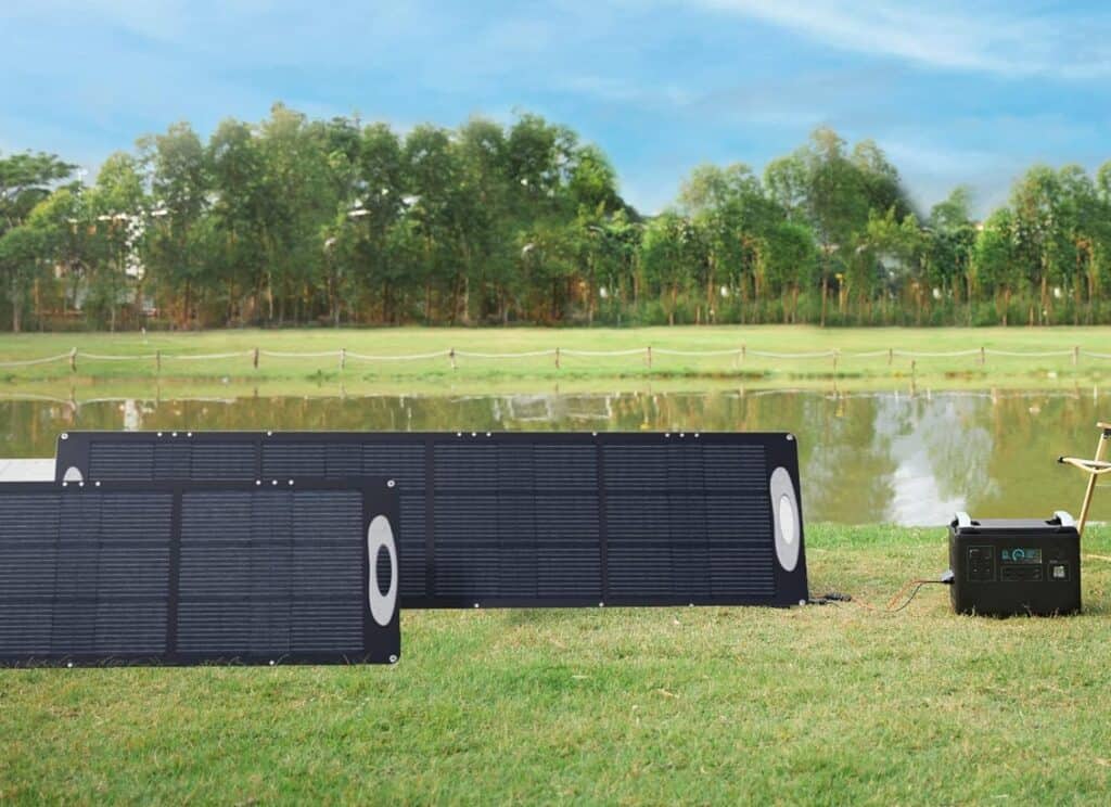 Solarpanel am Seeufer mit angeschlossener Powerstation und Naturkulisse
