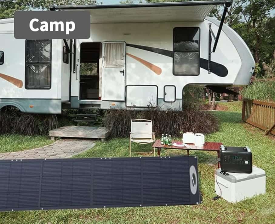 Camping-Setup mit Solarpanel, Powerstation und Reisemobil in ländlicher Umgebung
