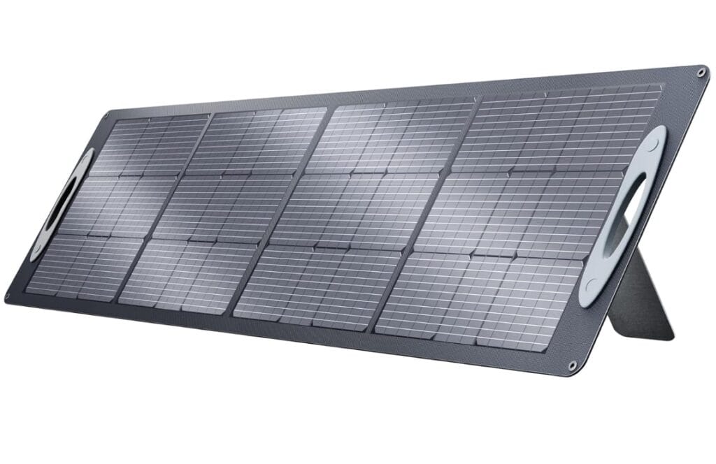 Faltbares Solarpanel vor weißem Hintergrund mit sichtbaren Standfüßen