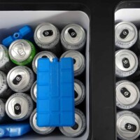 Linke Kühlkammer mit 0,5 L Dosen: 28 Dosen plus Kühlakkus.
Rechte Kühlkammer mit 0,5 L Dosen: 8 Dosen plus Kühlakkus.