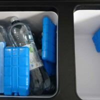 Linke Kühlkammer mit 1-Liter-Flaschen: 11 Flaschen (9 stehend und 2 liegend) plus Kühlakkus.
Rechte Kühlkammer mit 1-Liter-Flaschen: 4 Flaschen schräg liegend.