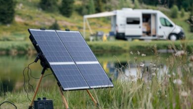 Faltbares Solarpanel vor See, Camper und Bergen – Vanlife pur